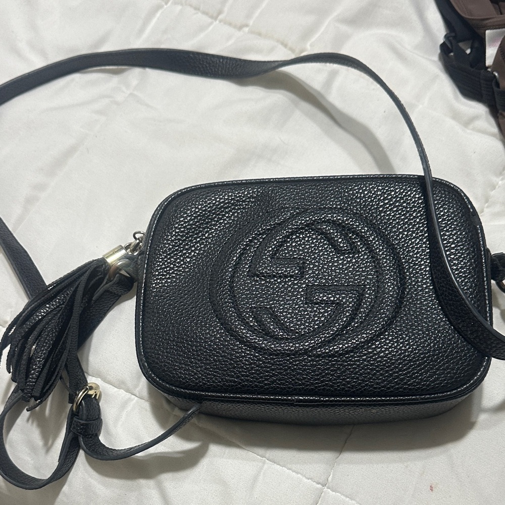 Black Leather Crossbody Bag zipper does NOT work!